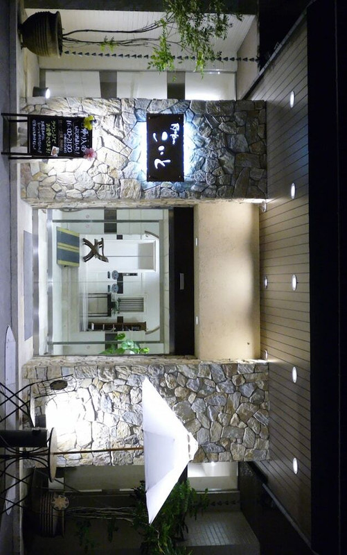 施設の正面 (日没後)