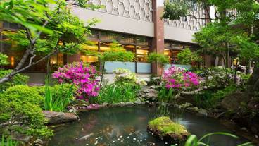 中庭と宿外観 / 1