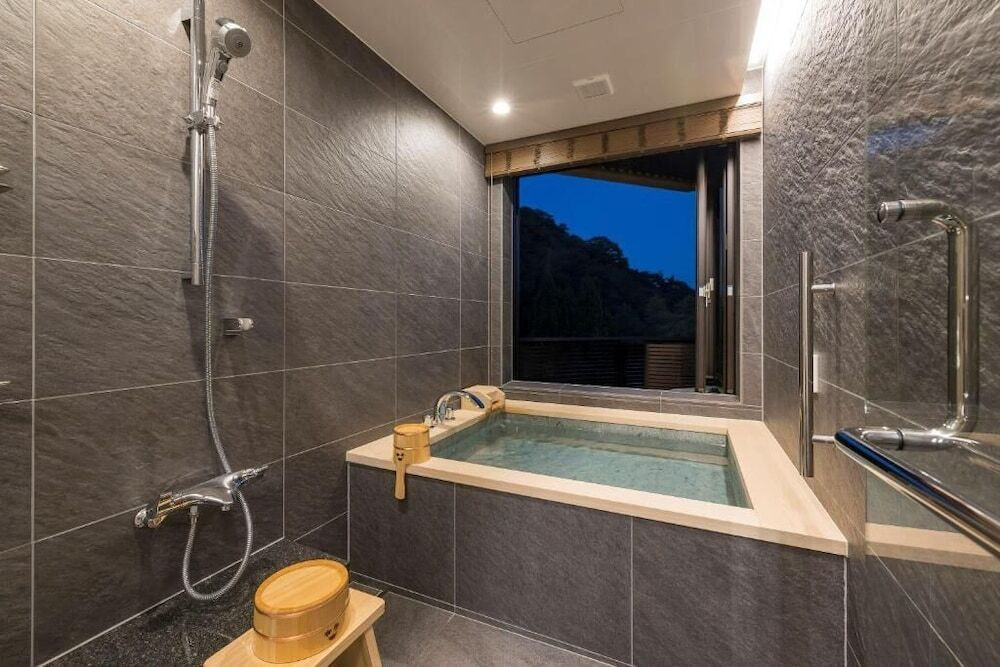 東館/客室の銀泉半露天風呂一例④