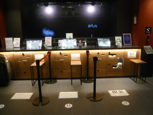 浅草田原町の変なホテルのフロントです。電子化を採用しています