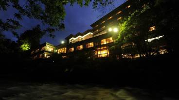 外観 (日没後) / 1