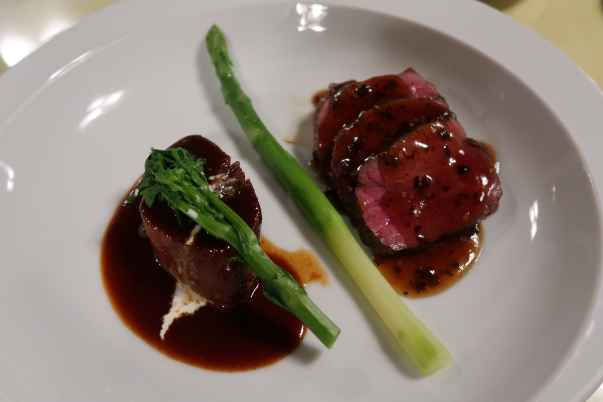 夕食（上州牛もも肉のポアレ・豆鼓ソースと牛タンシチュー）