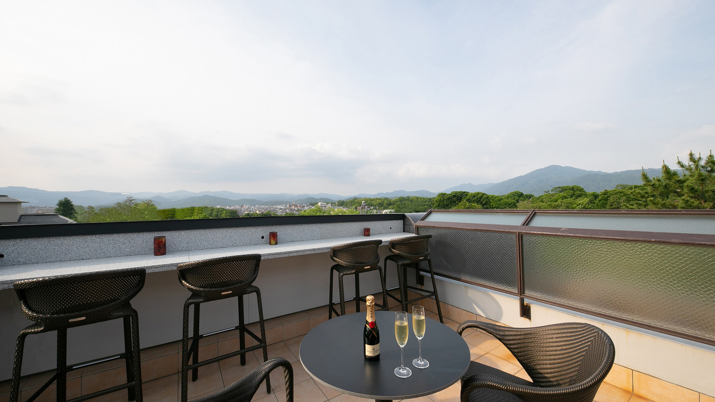 8組限定の贅沢なホテルで仕出し料理を味わう3933268