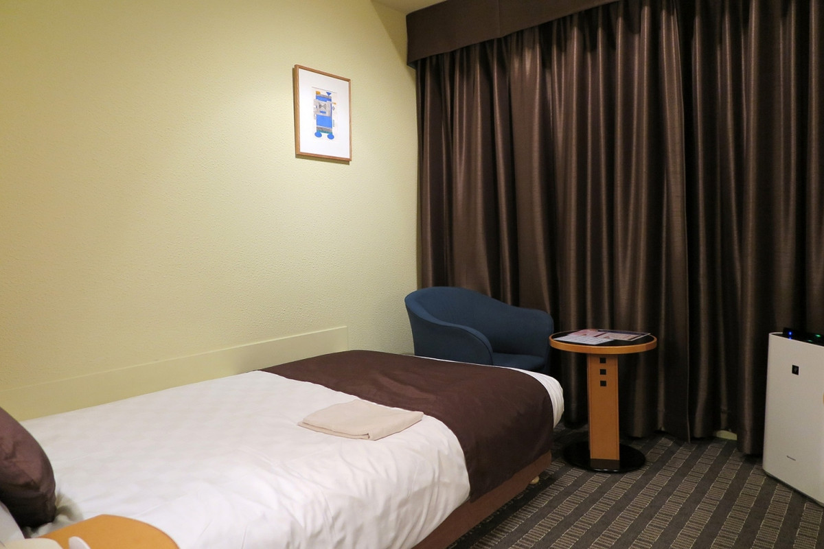 広さは17平米、シングルルームとしてはまあまあです