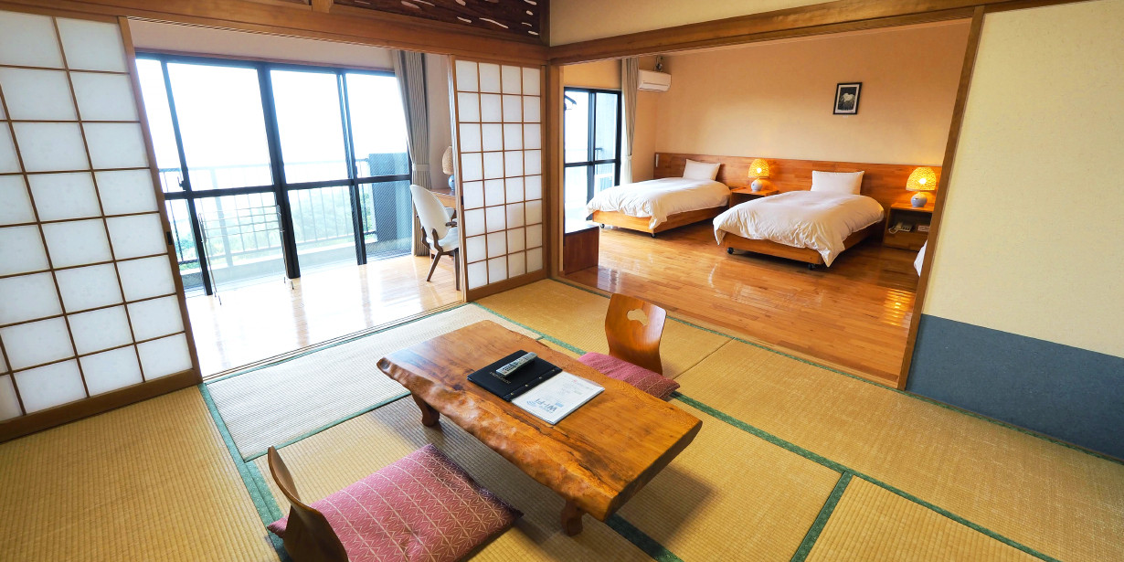 庭のガジュマルに窓から眺める海と山。宿に居ながら大自然を体感3918896