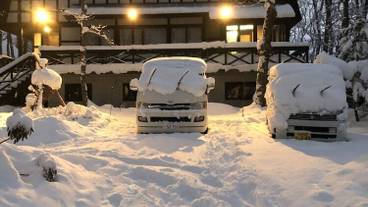 施設の正面 (日没後) / 9