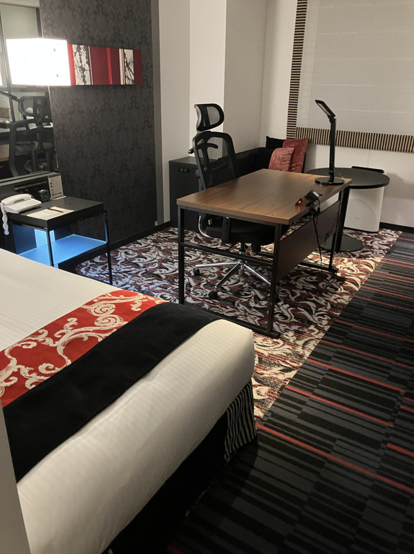 部屋の中央にデスクがドーン