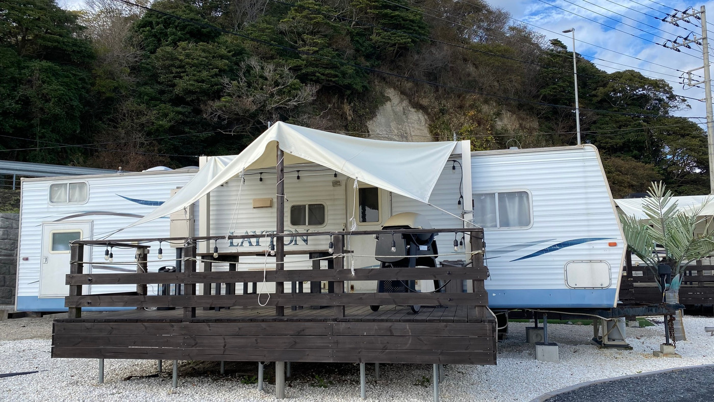 潮風を感じるウッドデッキでティータイム♡海辺に建つ静かな宿4085268