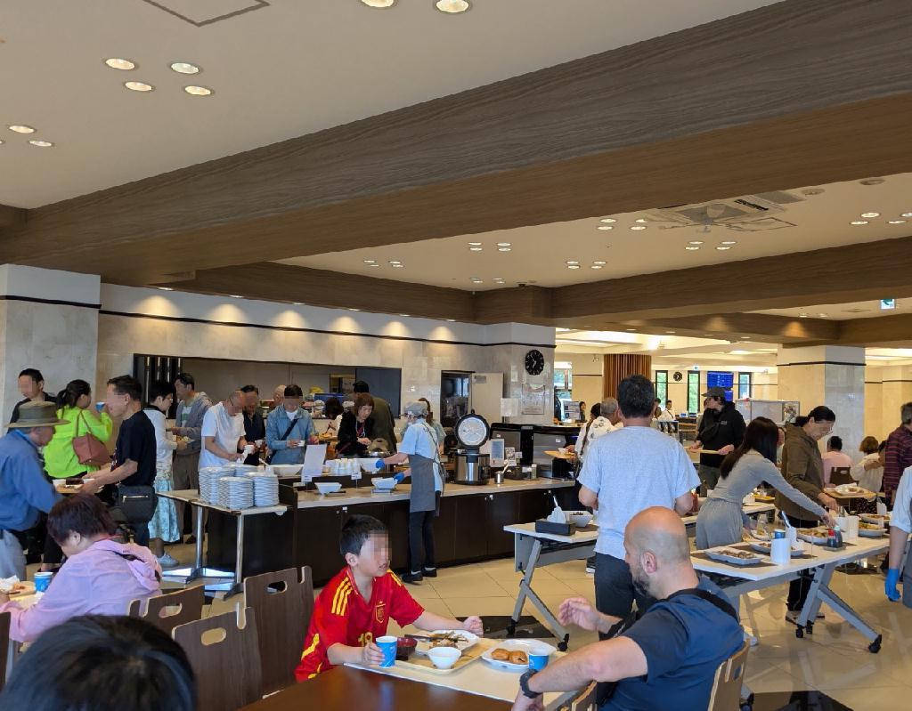 朝食会場はリバウンド客でいっぱいでした。