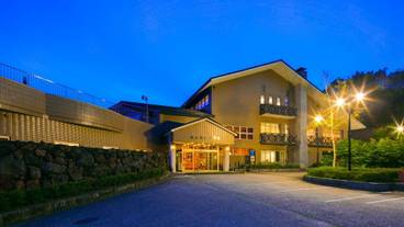 施設の正面 (日没後) / 3