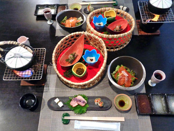 「山本小屋 ふる里館」 料理 210537967 夕食（はじめに並んだ料理）