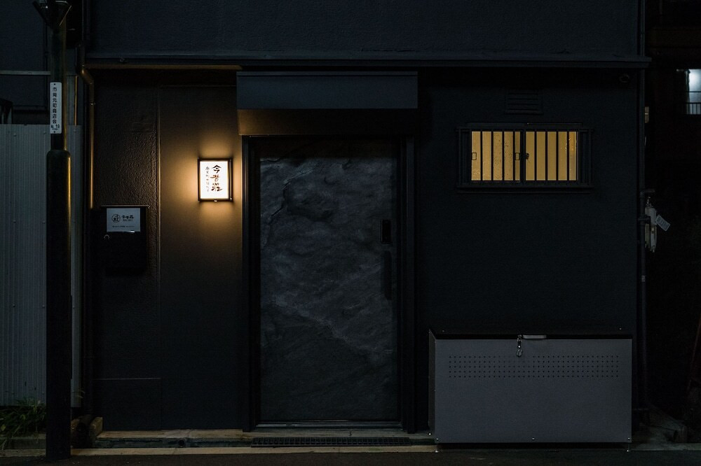 施設の正面 (日没後)