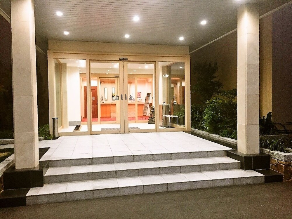 施設の正面 (日没後)