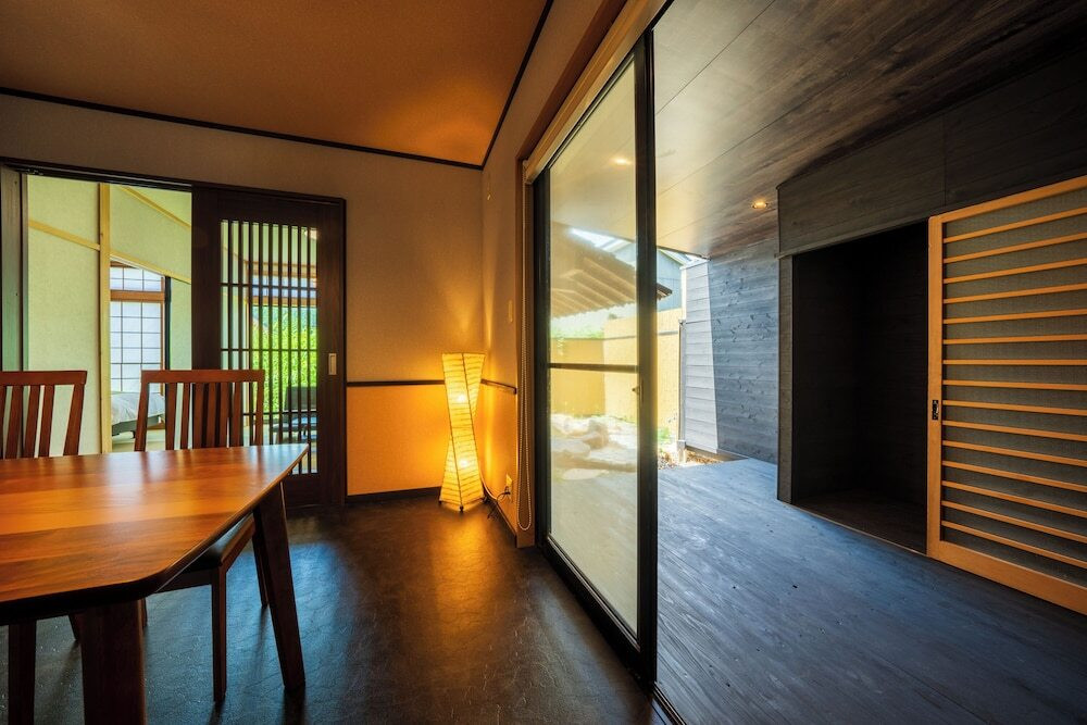 客室内のダイニングエリア