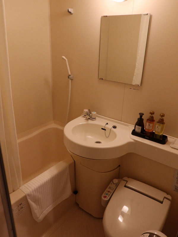 バスルームは浴槽がやや狭くて深いタイプ