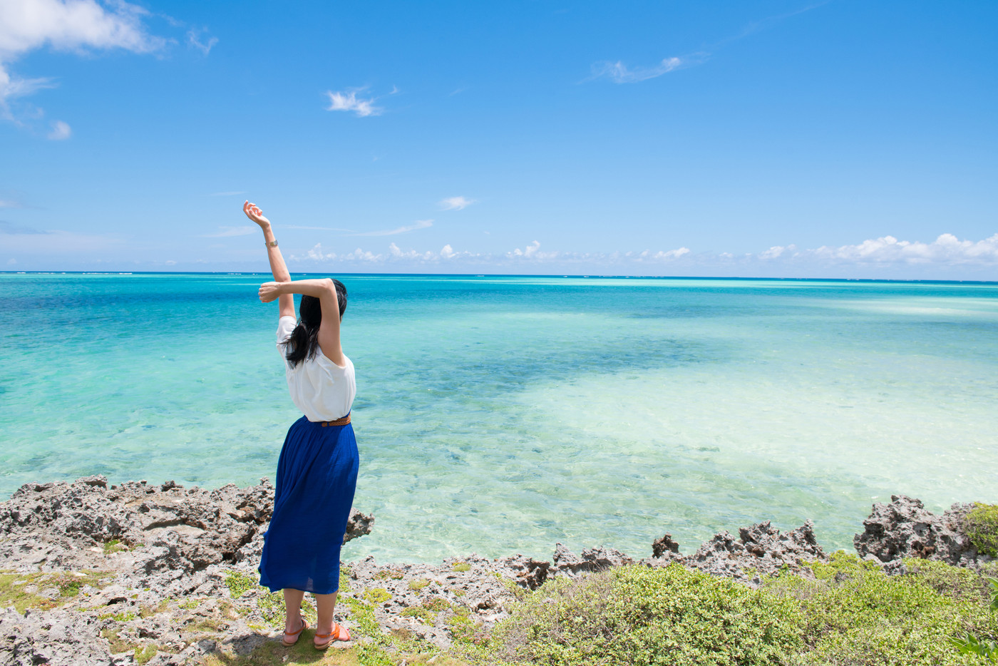 沖縄の海と女性　一人旅　
