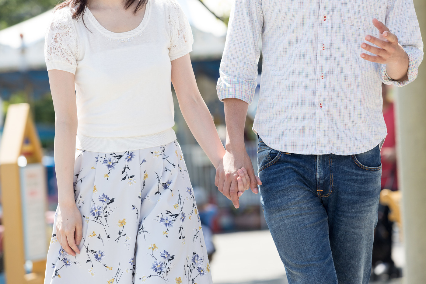 遊園地でデートをするカップル