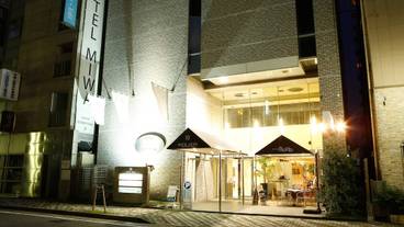 施設の正面 (日没後) / 1