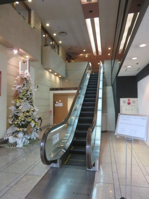 2階フロントにエスカレーターを利用して行きました