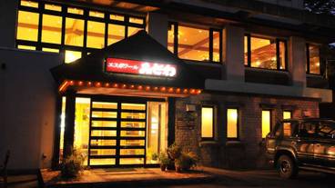 施設の正面 (日没後) / 3