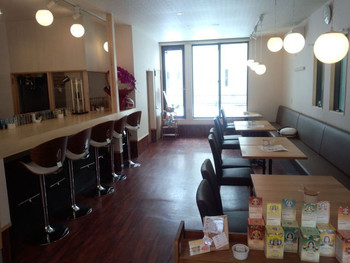 「ナチュラル カフェ ゴエン」内観 1082191 広くってシックな店内。綺麗で清潔感ある店内です。