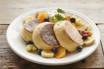 「マテリアル カフェ」 料理 107358956 フレッシュフルーツのパンケーキ 2枚：￥1,180（税込） / 3枚：￥1,400（税込）