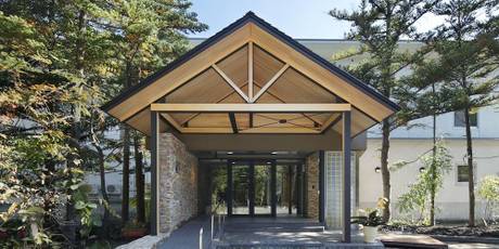 風木立の川辺 紫明館