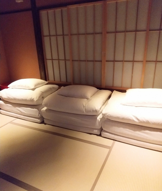 布団ツメツメ。向きも180度回転しておいてほしいところ。