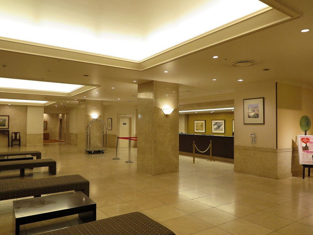 質実剛健といったデザインのロビーです