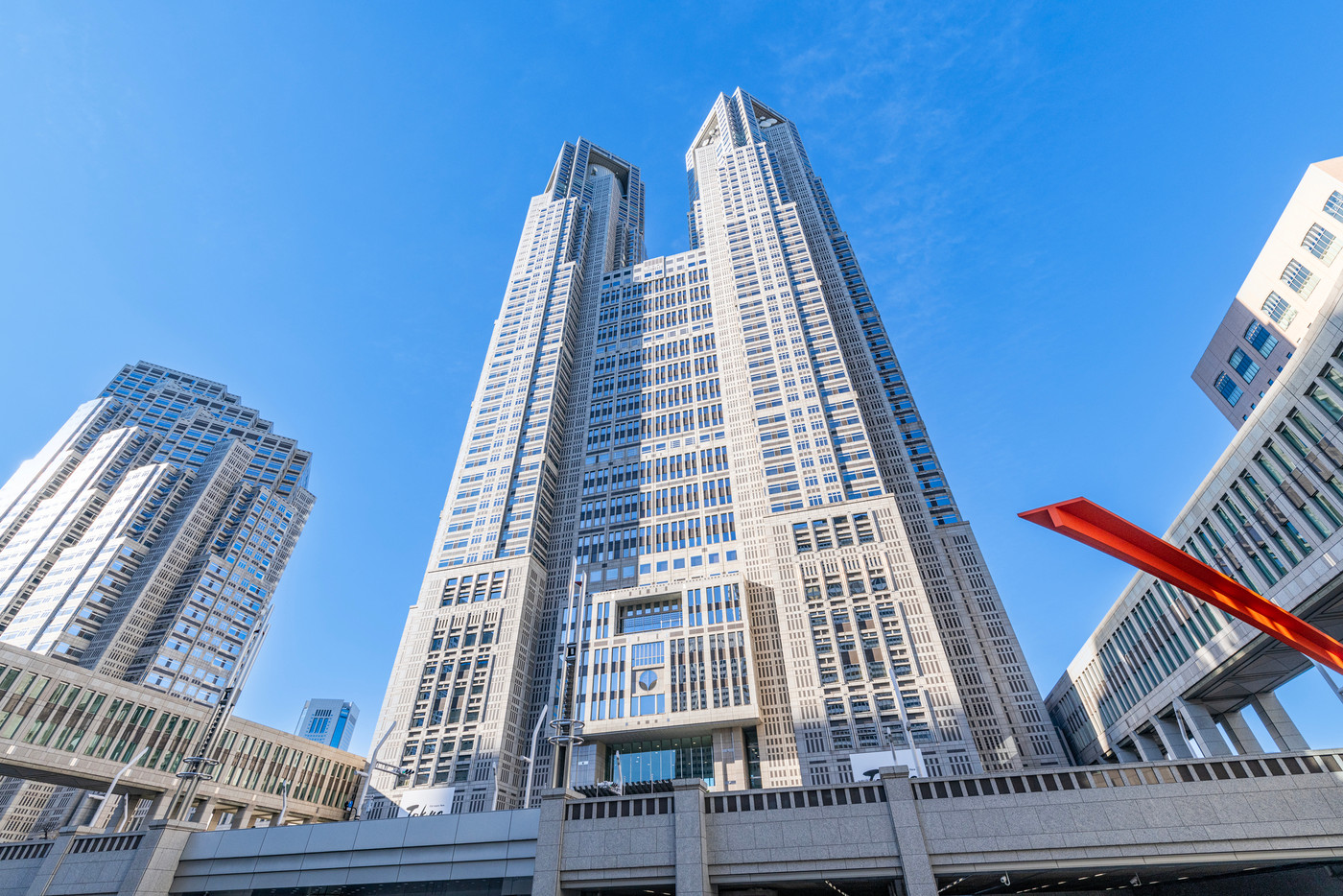 東京都新宿区 快晴の東京都庁と西新宿ビル群の街並み
