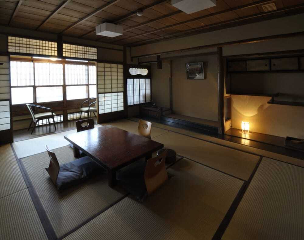 客室内のダイニングエリア