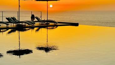 夕日に照らされるプール / 4