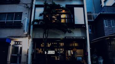 施設の正面 (日没後) / 1