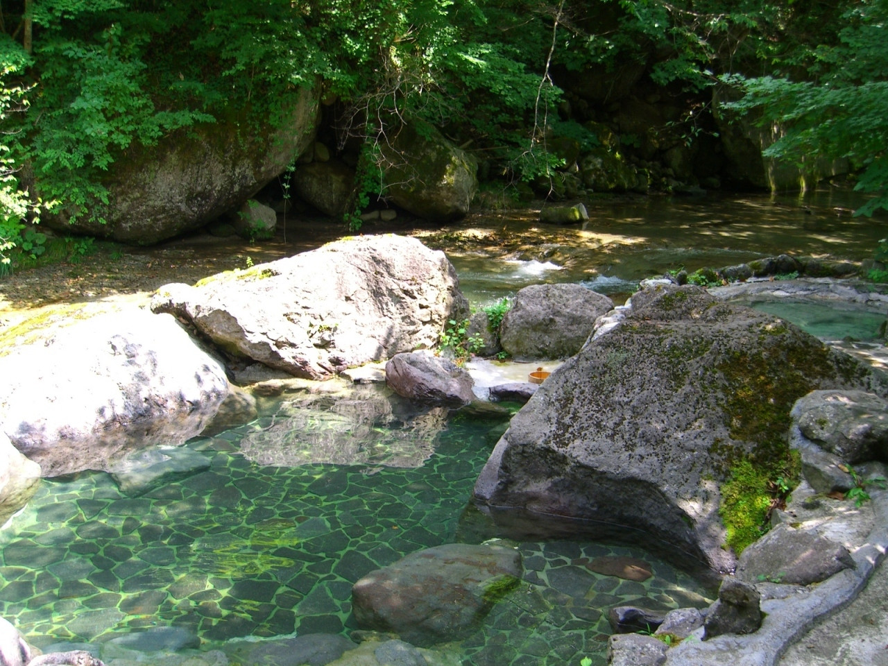 川床から湧き出る自噴泉甌穴岩風呂がスゴイ！4067054
