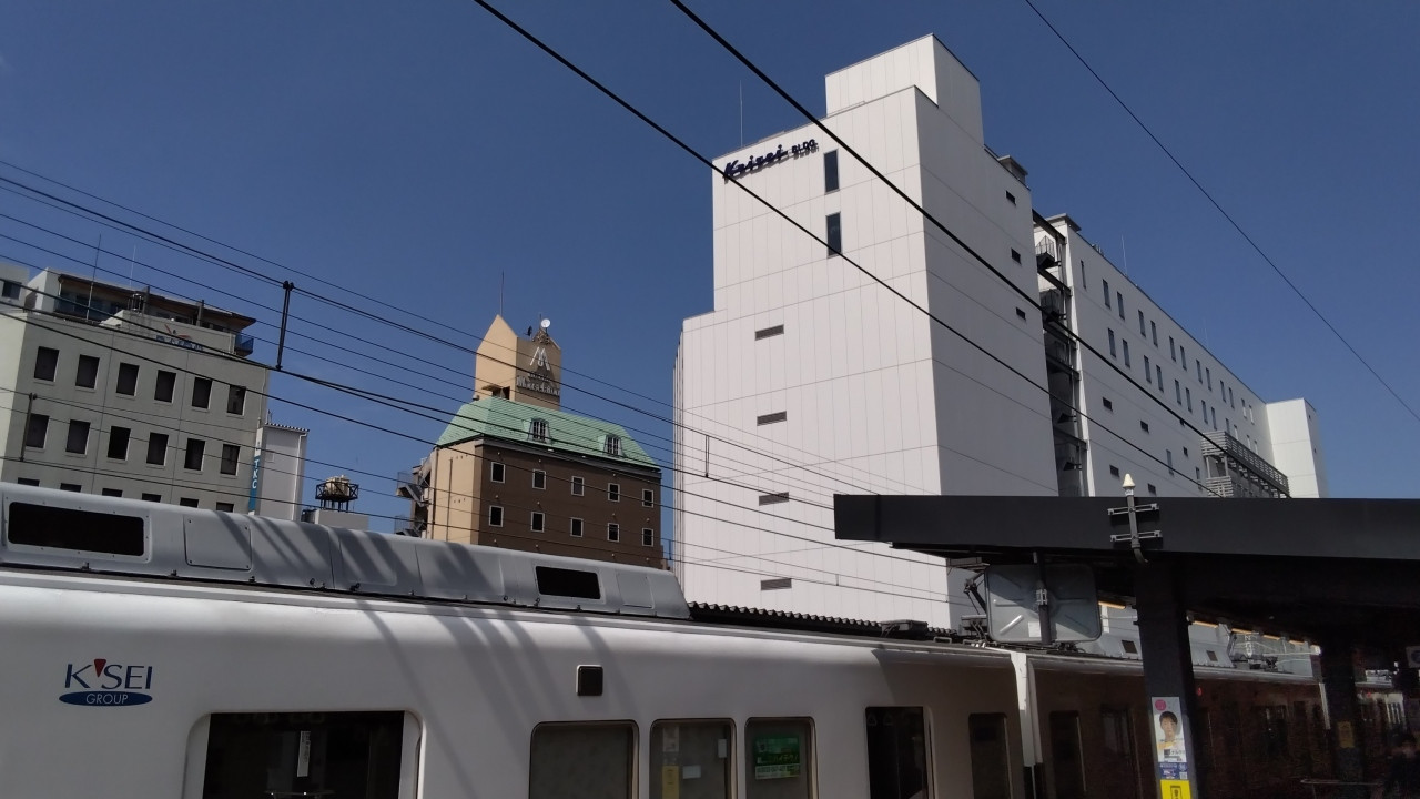 千葉中央駅ホームからのアネックス館、上の2フロアが客室です