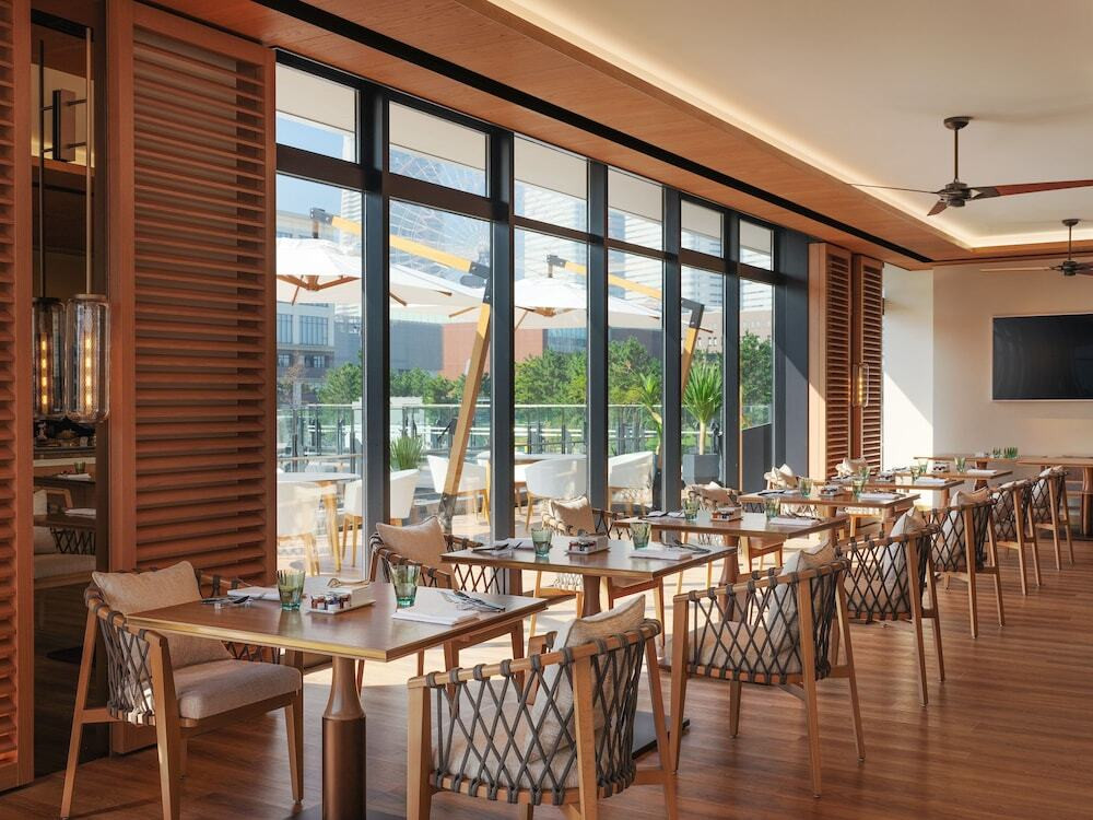 埠頭に浮かぶ開放的な空間で、海とともに時間の移ろいを感じる4252463