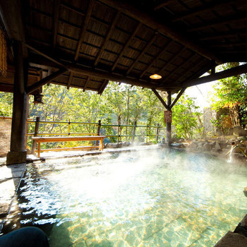 滝を見ながら温泉に浸かれる贅沢なお宿3654777