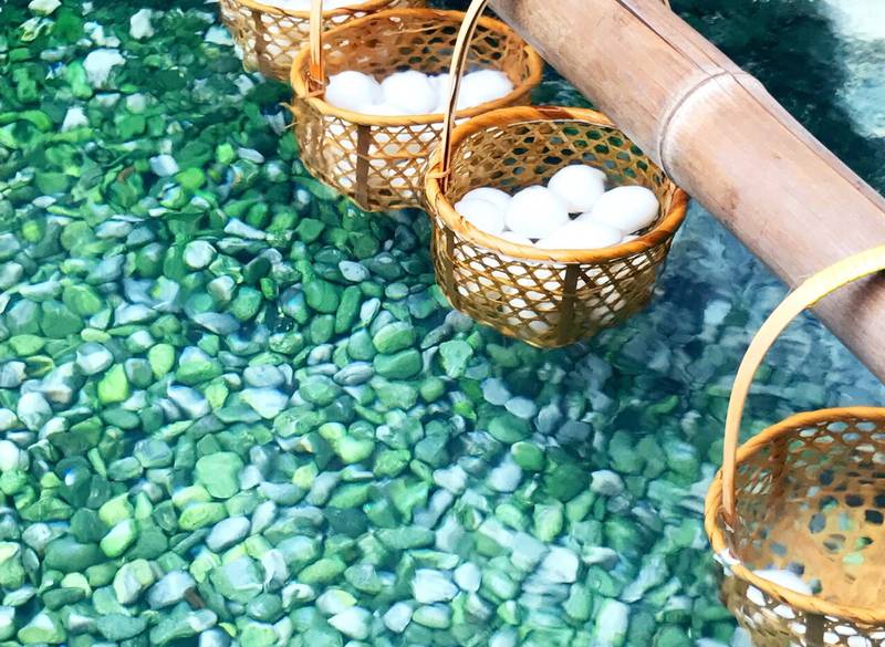 エメラルドグリーンに
きらめく朝の湯畑 / 3