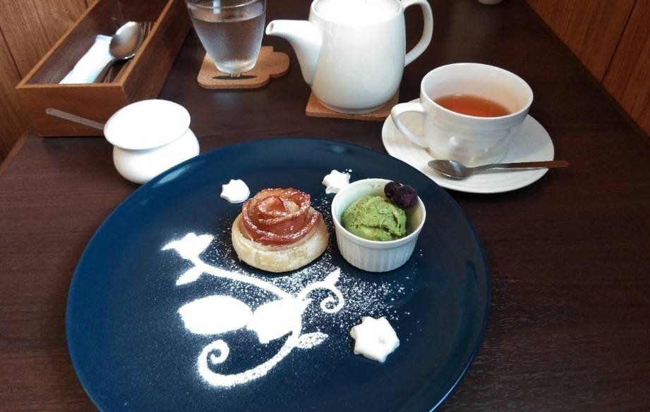 カフェ「花栞」で
映えスイーツ三昧 / 2