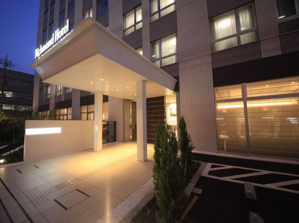 施設の正面 (日没後)