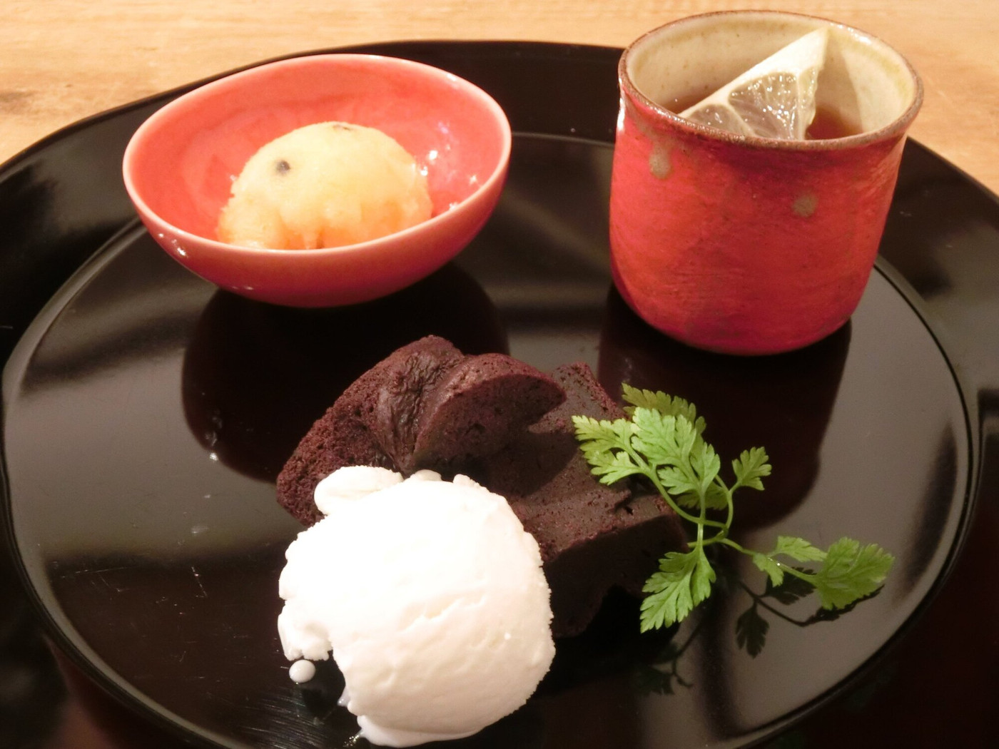 「ココン」料理 737464 kokonnデザートプレート 800円 のチョコレートケーキ、紅茶のゼリー、パッションフルーツのジェラート