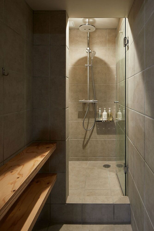 バスルームのシャワー