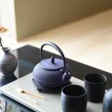 客室／南部鉄器と山中漆器の茶器 / 1