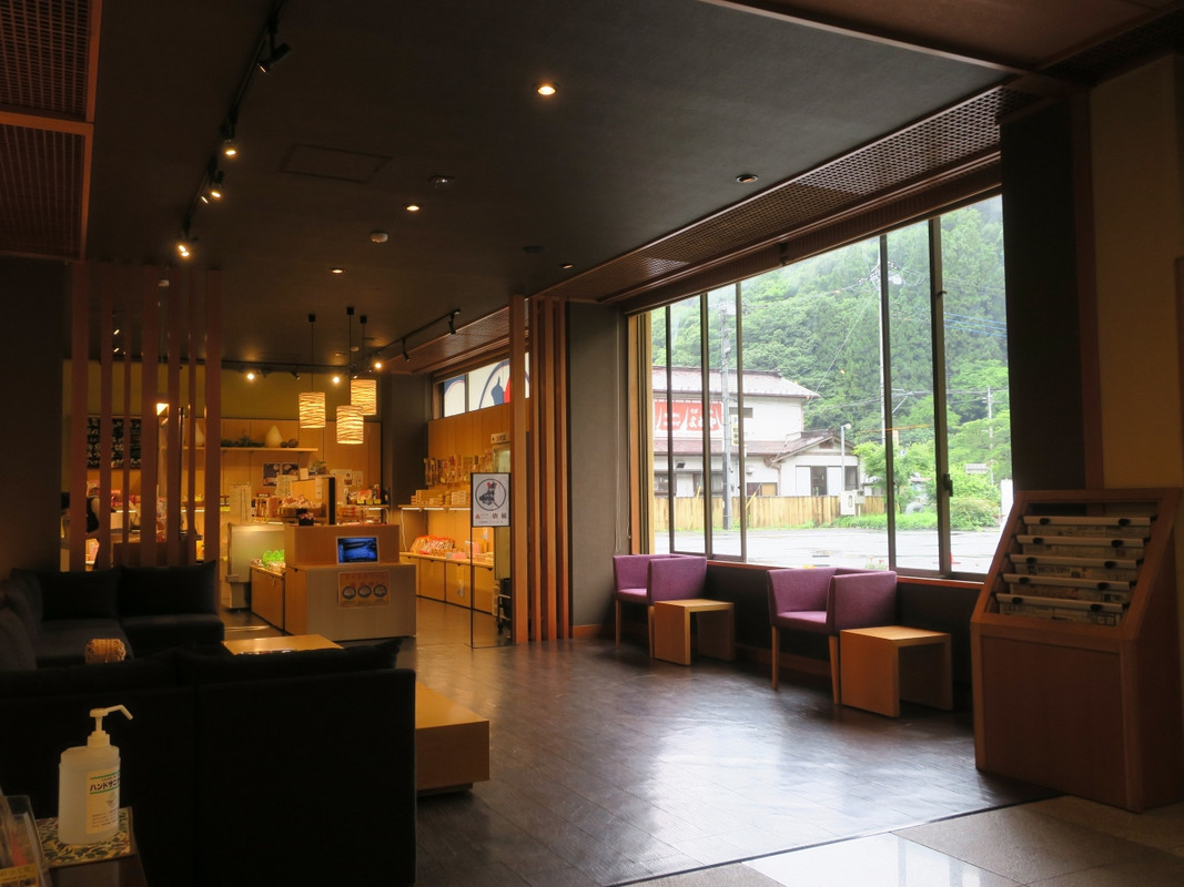 ロビーと売店の様子