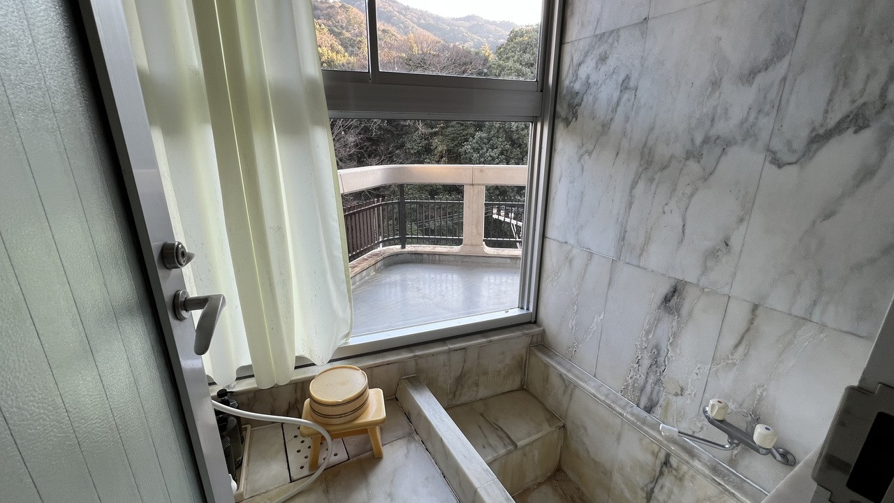 窓のある大理石？の浴室