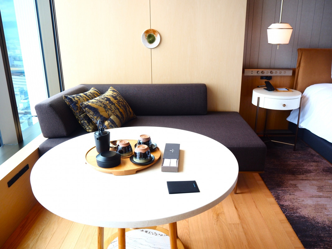 こちらで外を見ながらくつろげます。