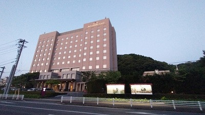 米子城を背に建つ米子のランドマーク