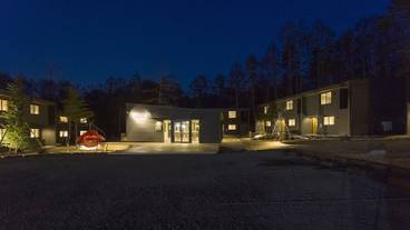 施設の正面 (日没後) / 11