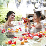 湯船に浮かぶ魅惑の香り♡バラ風呂やフルーツ風呂がある温泉宿7選／全国