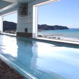 最上階の展望風呂で
海を見ながら温泉 / 2